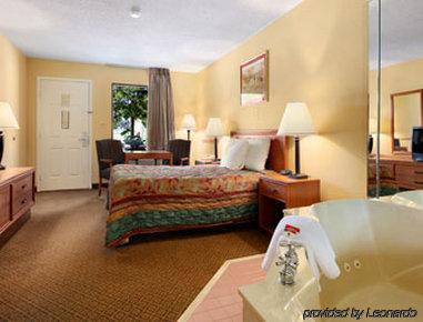 Super 8 By Wyndham Lancaster Motel Room photo